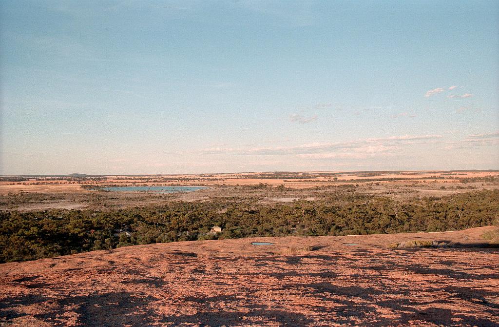 2101-21.jpg - [de]Blick vom Wave Rock auf die unendliche Weite[en]View from Wave Rock