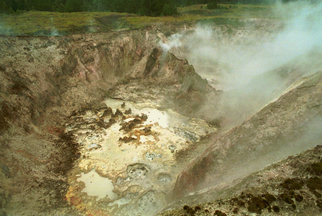 2105-34m.jpg - [de]"Mondkrater", Neuseeland[en]"Craters of the Moon", New Zealand