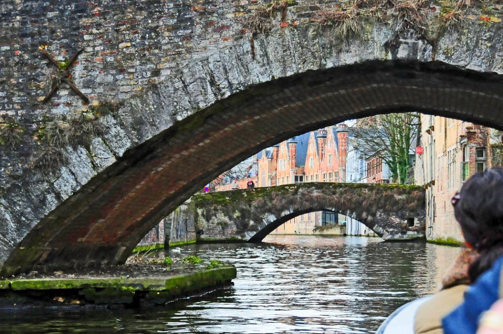 N3B_4653m.JPG - [de]Sehr schöne Perspektiven erhält man bei einer Grachtenfahrt auf einem der kleinen Boote.[en]A canal cruise on one of the little boats opens a different perspective on the town