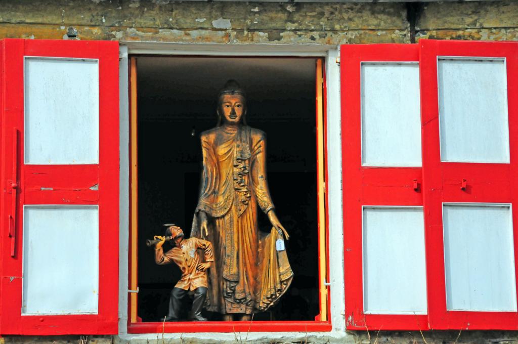 N3B_4728m.jpg - [de]"Schaufenster" eines Antikgeschäfts[en]"display" of an antique shop