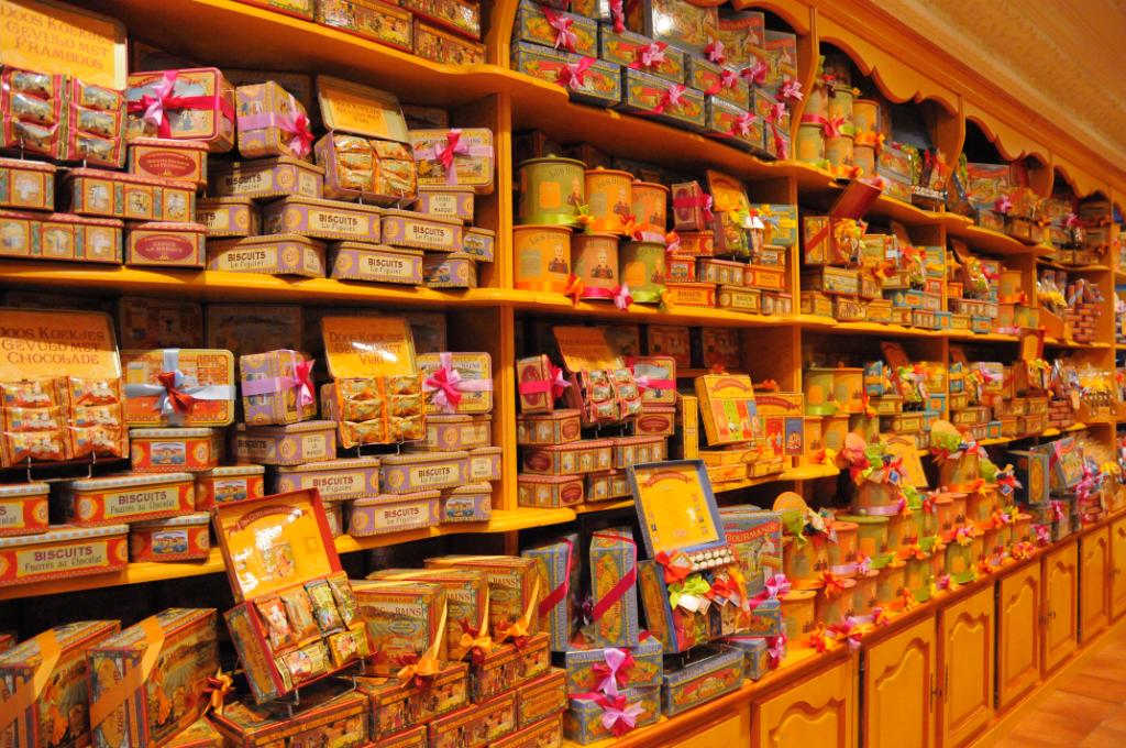 N3B_4864.JPG - [de]Butterkekse, Schokolade, Zucker in jeder Variation[en]Butter biscuits, chocolates, sweets wherever you look at.