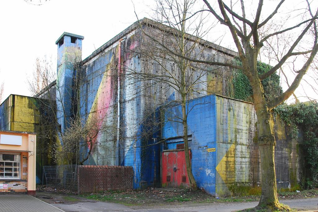 DSC_6276g.jpg - Haldenstr. [de]Der Bunker an der Haldenstraße war der größte Hochbunker Bochums. Er ist ca. 47 m lang und 16 m breit. Die Wandstärke beträgt 2 m, die Deckenstärke 2,50 m. Der Bunker hat drei Etagen und einen Keller.[en]The Haldenstr. shelter was the biggest overground shelter in Bochum. The building is about 155 ft long and 52 ft wide with outer walls about 6'6 ft thick. It has 3 floors plus a cellar.