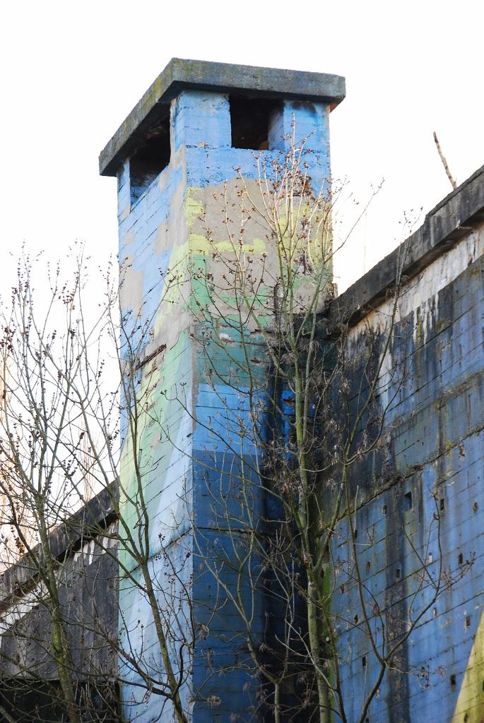 DSC_6277g.jpg - Bunker Haldenstr. [de]Der Bunker war eigentlich für max. 1.400 Personen konzipiert. In den Bombennächten scheinen aber 4-6.000 Leute Schutz gesucht zu haben. Wegen der mangelnden Lüftung muss es dann innerhalb von wenigen Minuten sehr stickig geworden sein.[en]The shelter was originally designed to hold max. 1.400 people but during the bomb raids up to 4-6.000 people searched shelter in it. Due to  poor ventilation the air became muggy very soon.