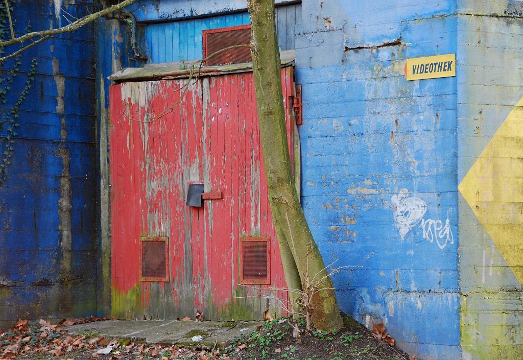 DSC_6278g.jpg - Bunker Haldenstr. [de]Nach dem Krieg wurde er als Möbellager, dann vom THW und einige Jahre als Proberaum für Musikkapellen benutzt. Jetzt scheint er leer zu stehen.[en]After the war the shelter served as a furniture store, or was used by Civil Defense or taken as a rehearse room by a local band. It seems to be unused today.