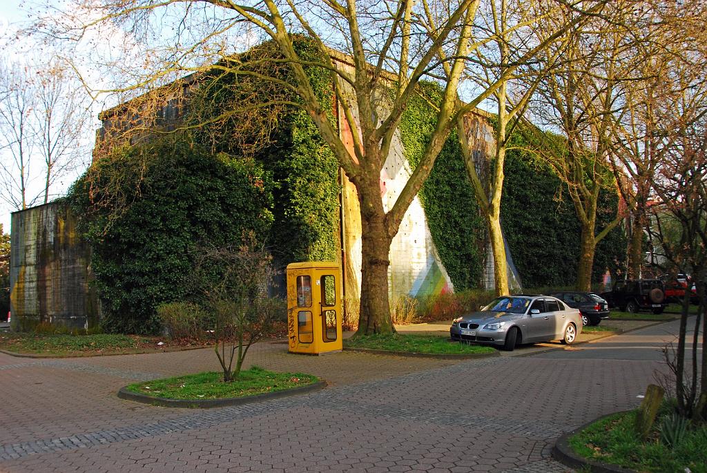 DSC_6284g.jpg - Bunker Haldenstr. [de]Der Bunker ist nie richtig fertiggestellt worden: Zwar gab es wohl im Innern eine Wasserversorgung mit eigenem Brunnen, aber die sanitären Anlagen oder die Belüftung fehlten. Ob die elektrische Anlage auf allen Etagen funktionierte, ist nicht ganz klar.[en]The bunker was never really finished. Obviously there was a water supply system and a well inside, but the sanitary installations, e.g. toilet and washing facilities, and the ventilation system were missing. It is uncertain if the electrical installation worked properly on all floors