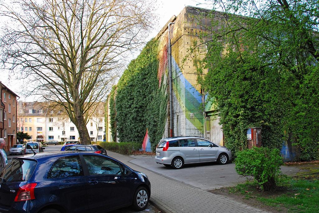 DSC_6288g.jpg - Bunker Haldenstr. [de]Der Bunker ist nicht viel mehr als ein Rohbau. Da gasdichte Türen fehlten, war er für die Menschen nicht wirklich sicher: Ein Bombentreffer am Eingangsbereich hätte viele Tote bewirkt. Jedoch scheint es am gesamten Gebäude keine Bombeneinschläge gegeben zu haben.[en]The shelter was not much more than a building shell. Gas-tight doors were missing so people were not really safe inside the building: A bomb strike would have caused many casualties. But obviously the Bunker was never hit.