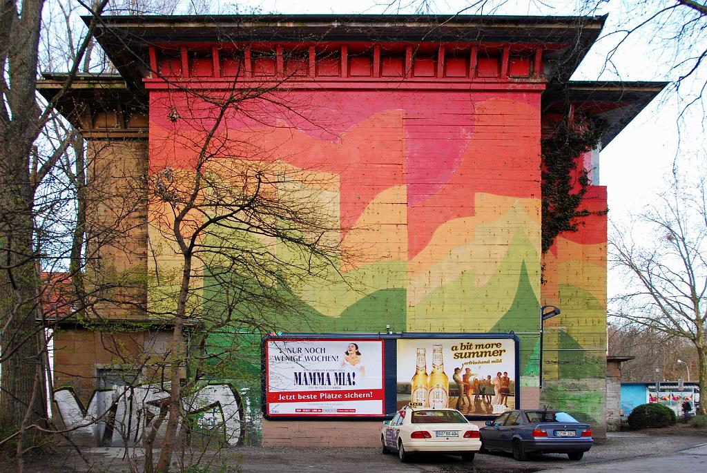 DSC_6301g.jpg - Alleestr. [de]Farbenprächtig, oder? Kameras lügen. In Wirklichkeit sieht das Ding potthässlich aus.[en]Colourful isn't it? Cameras lie. In reality the thing is as ugly as can be.