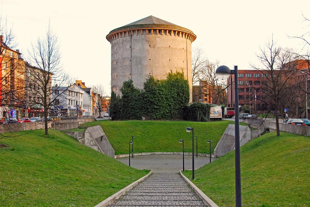 DSC_6326g.jpg - Universitätsstr. [de]Weil das Abreißen des Bunkers unbezahlbar ist, wird derzeit (2012) oben auf den Bunker ein "Exzenterhaus" gebaut.[en]As it is unaffordable to demolish the thing they now (2012) are building an "Excentre House" on top of the shelter.