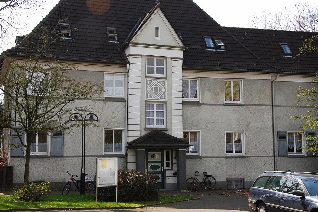 DSC_6330g.jpg - "Dahlhauser Heide" [de]Die Risse in den Wänden sind "Bergschäden", die über die Jahre entstanden sind, weil die Erdoberfläche sich wegen des Kohleabbaus absenkte.[en]The cracks in the walls are called "mining damages" as they are caused by mining activities that let the surface sink over the long of the years.