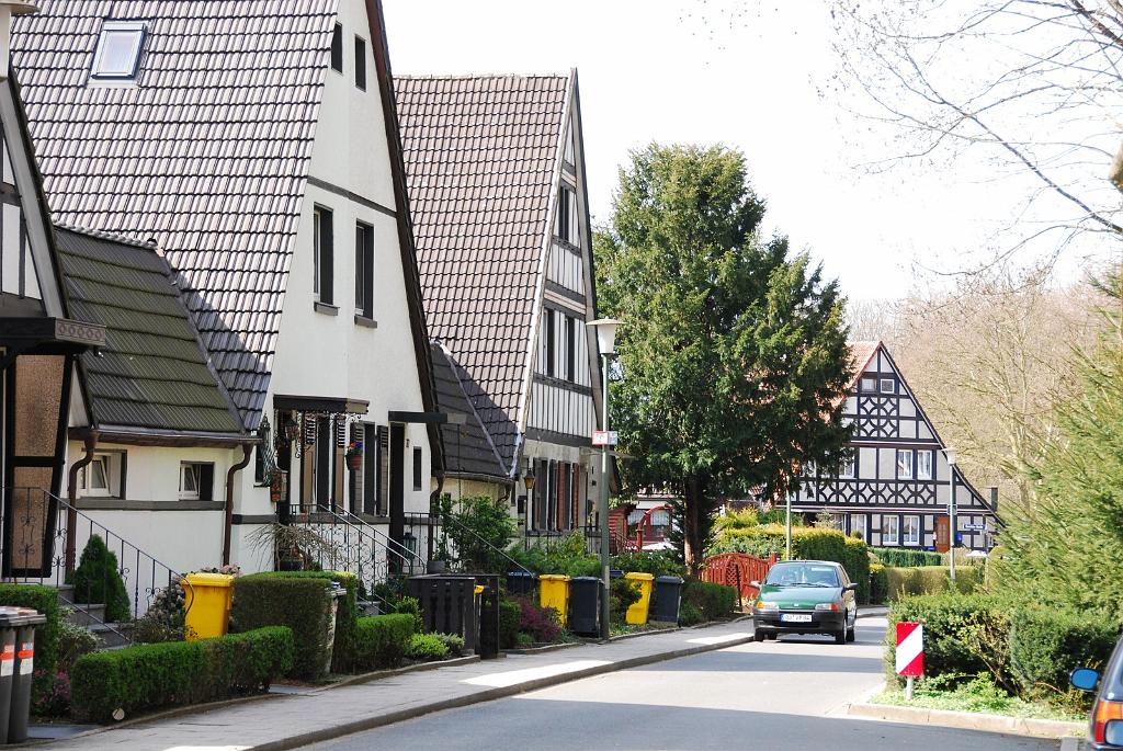 DSC_6334g.jpg - "Dahlhauser Heide" [de]Eine Arbeitersiedlung im Norden Bochums. Sie wurde vom Unternehmen Krupp AG in den Jahren 1906 bis 1915 errichtet und lehnt sich an das englische Konzept der Gartenstadt an. Die bindende Regel war einfach: Man bekam die Wohnung mit der Arbeit. Wer seine Arbeit verlor oder aufgab, verlor auch das Haus.[en]Industrial housings in Bochums's north. The estate was erected 1906 through 1915 by the Krupp corporation adopting the English concepts of a Garden Town. There was a simple binding rule: The house was given to you with the job. Losing or giving up your job meant to lose the house too.