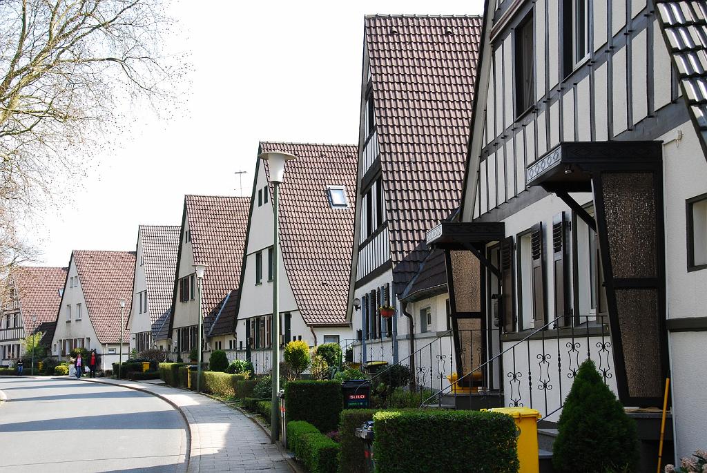 DSC_6336g.jpg - "Dahlhauser Heide" [de]Siedlung für die Beschäftigten der Zeche Hannover und der Zeche Hannibal.  In erster Linie herrschen Zweifamilienhäuser (in der Mitte geteilt) mit Wohnküche und guter Stube im Erdgeschoss und zwei Schlafräumen im Obergeschoss vor; zu jedem Haus gehörte ein Stall. Zur Siedlung zählten zwei Konsumanstalten, eine Bierhalle, zwei Kindergärten und zwei Schulen.[en]Workers estate for the workers of the coal mine "Hannover" and "Hannibal". Typically the semi attached houses (devided in the middle) gave two families a home holding a breakfast kitchen, a sitting room on ground floor and two bedrooms upstairs; a shed belonged to each house. The estate was completed by a grocer's shop, a beer-hall, two kindergardens an two schools. 