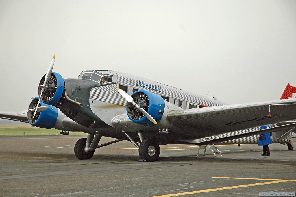 DSC_4150m.jpg - [de]Ju 52 vor dem Start. Achten Sie auf die kleine Einstiegsleiter (hinter der Tragfläche).[en]Ju 52 ready for boarding. See the stepladder (behind the wing)?