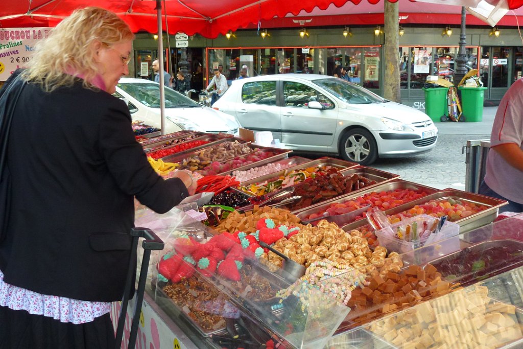 0060-P1010177.JPG - [de]Süßigkeitenstand am Gare du Nord[en]Sweets stall at Gare du Nord