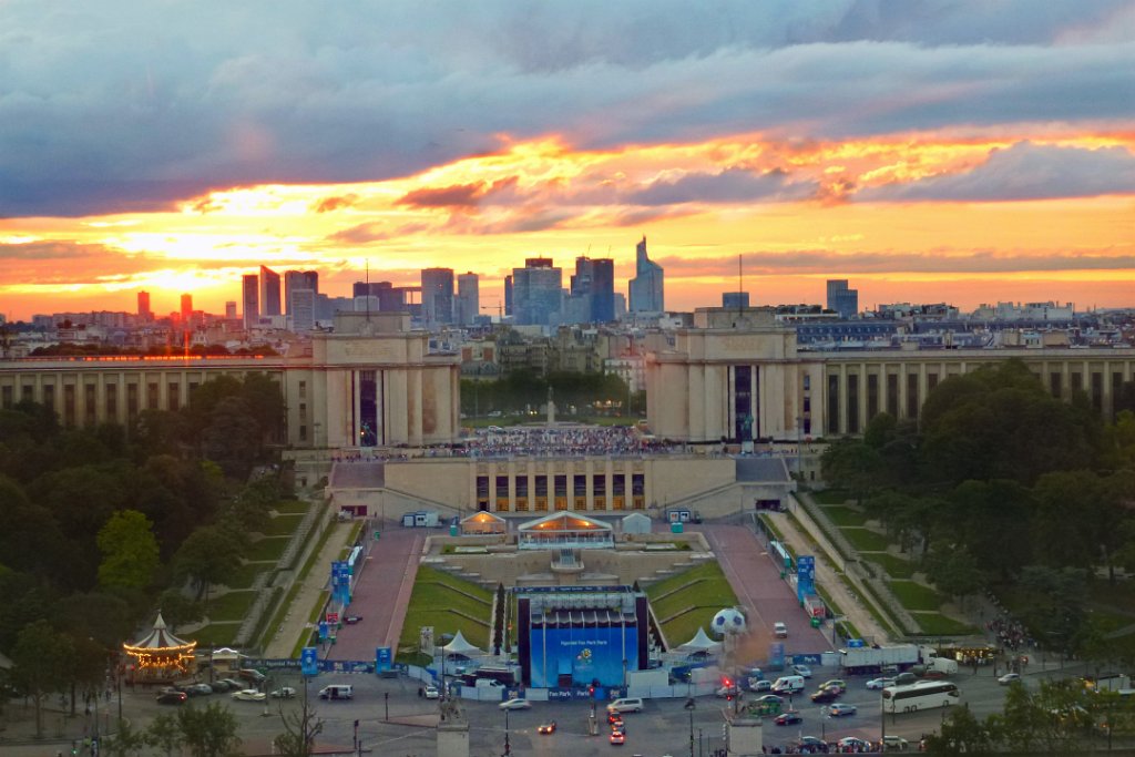 0560-P1010351m.jpg - [de]Vom Fensterplatz im Eiffelturm-Restaurant hat man einen tollem Blick auf den Trocadero. Und während wir gemütlich und gut essen, versinkt langsam die Sonne am Horizont. Richtig kitschig, aber trotzdem schön[en]Sitting at the window in the restaurant opens a wonderful view over Trocadero. Enjoying our food we can watch the sun sinking over the horizon. Somewhat trashy, but nevertheless so beautiful. 