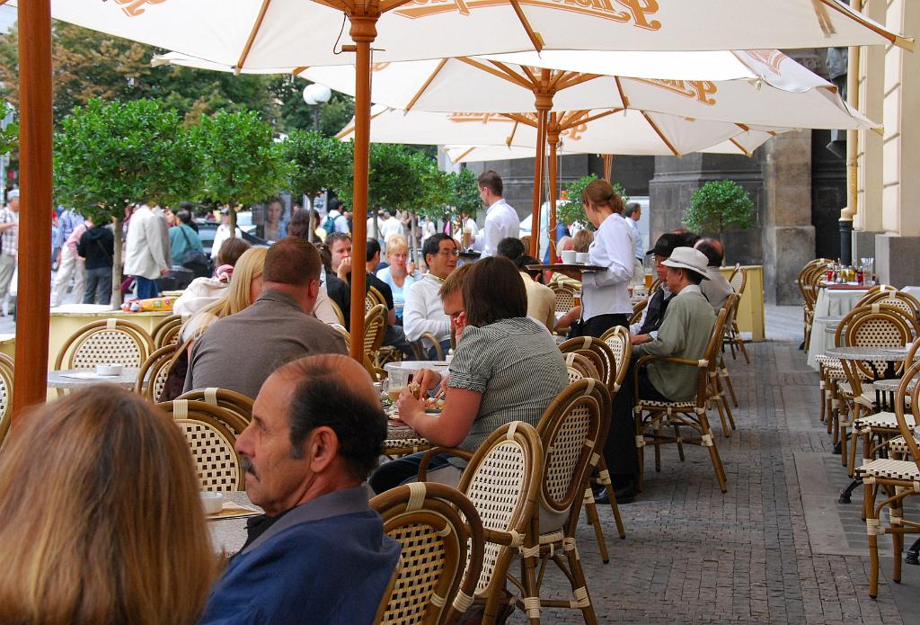 0190-DSC_4053_ShiftN_ShiftN.jpg - [de]Vor dem Gemeindehaus - sieht das nicht ein bischen nach Paris aus?[en]outside the Gemeindehaus - it could well be in Paris