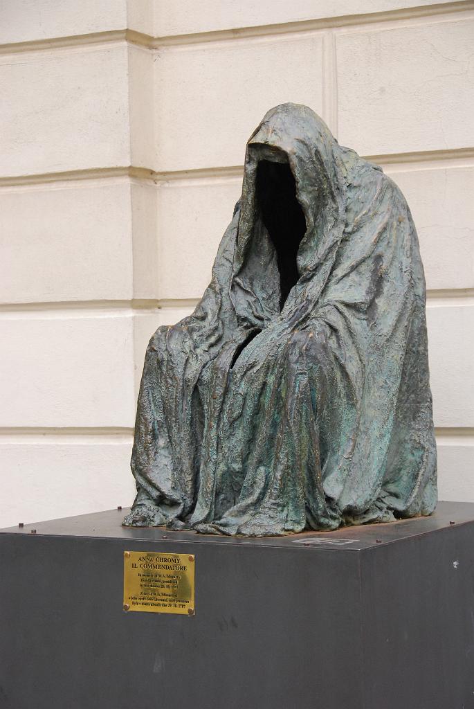 0270-DSC_4072.JPG - Anna Chromy: Il Commendatore.  [de]Statue vor der Oper zur Erinnerung an die Premiere von Mozarts Don Giovanni in diesem Theater am 29.10.1787[en]Statue at the opera house in memory of W. A. Mozart's Don Giovanni, premiered in this theater October 29th, 1787