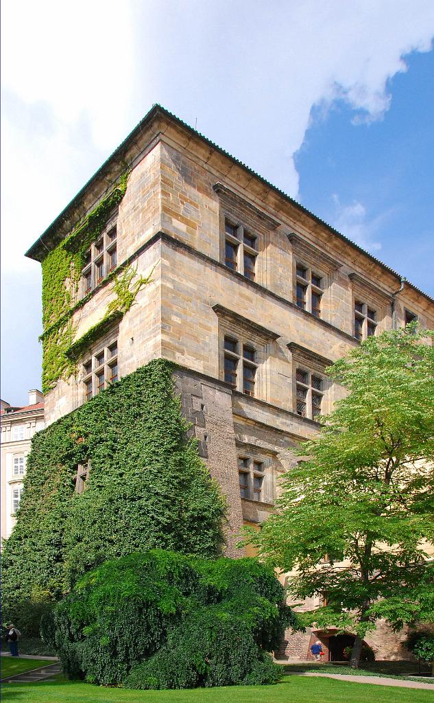 0880-DSC_4361_ShiftN.jpg - [de]Seitenflügel des Alten Königspalastes; historischer Schauplatz des Prager Fenstersturzes 1618, der angeblich Auslöser des 30jährigen Krieges zwischen Protestanten und Katholiken in ganz Europa war[en]Wing of the old Royal Palace, historic place of the Defenestration of Prague in 1618, ostensibly the catalyst for the Thirty Years' War between Catholics oder Protestants all over Europe