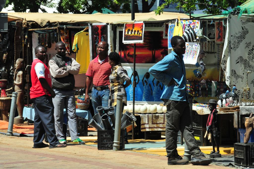 101_1310m.jpg - [en]Market, Stellenbosch: craft meets junk in the marketers' tents.  [de]Stellenbosch, Markt: Handwerk und Ramsch dicht nebeneinander.