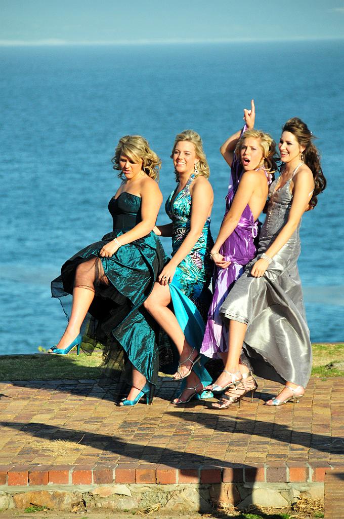101_0869.JPG - [de]Hochzeitsgäste am Stand von Hermanus [en]Wedding guests on Hermanus seashore