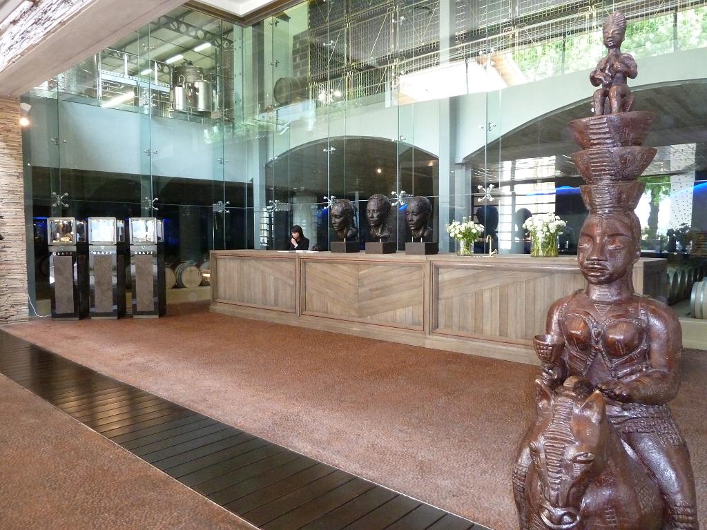 P1010036.JPG - [de]Empfangsbereich vom Weingut Delaire[en]Delaire vinery, reception area