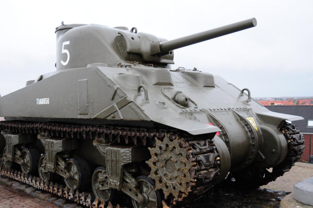 N3B_4275.JPG - Westkapelle, [en]WW2 memorial of the liberation. The town was completely destroyed and large parts of Walcheren were flooded by the sea when the dyke collapsed due to Allied bombing in October 1944. It took one year until it was restored.[de]Mahnmal zum 2. Weltkrieg. Im Otober 1944 wurde der gesamte Ort Westkapelle völlig zerstört und große Teile von Walcheren vom Meer überflutet, als  der Deich durch alliierte Bombenangriffe aufgebrochen wurde; er war erst ein Jahr später wiederhergestellt.