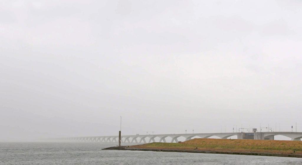 N3B_4303m.jpg - Zeelandbrug, Oosterschelde [de](Zeelandbrücke) zwischen Zierikzee und Noord Beveland, mit 5 km die längste Brücke der Niederlande[en]with more than 3 m the longest bridge in Holland connecting Zierikzee with Noord Beveland