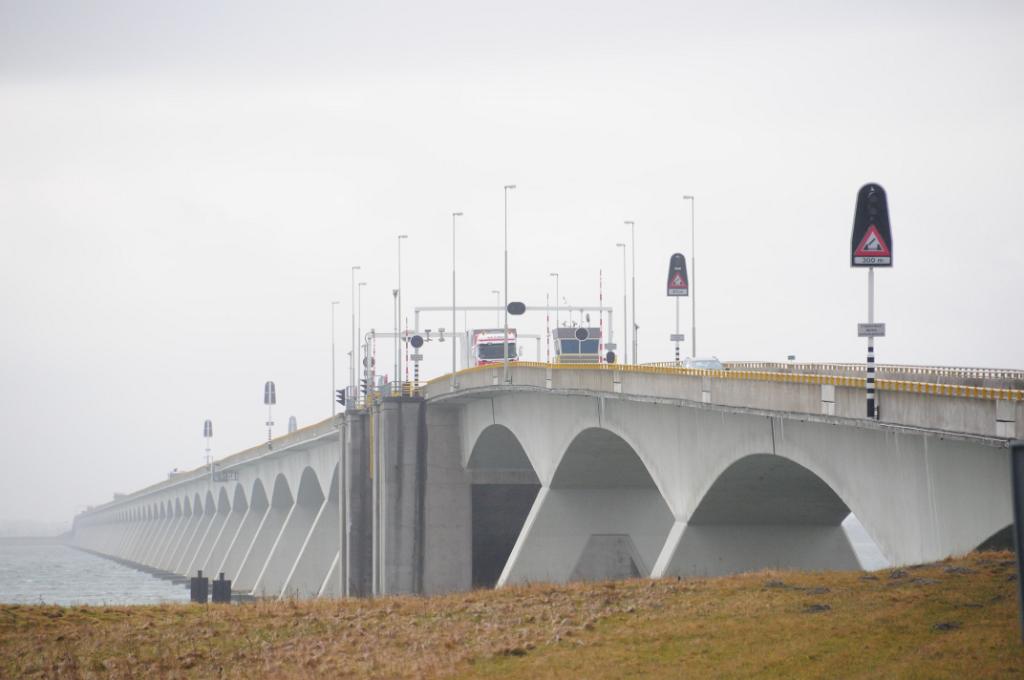 N3B_4307.JPG - Zeelandbrug, Oosterschelde [de](Zeelandbrücke) zwischen Zierikzee und Noord Beveland, mit 5 km die längste Brücke der Niederlande[en]with more than 3 m the longest bridge in Holland connecting Zierikzee with Noord Beveland