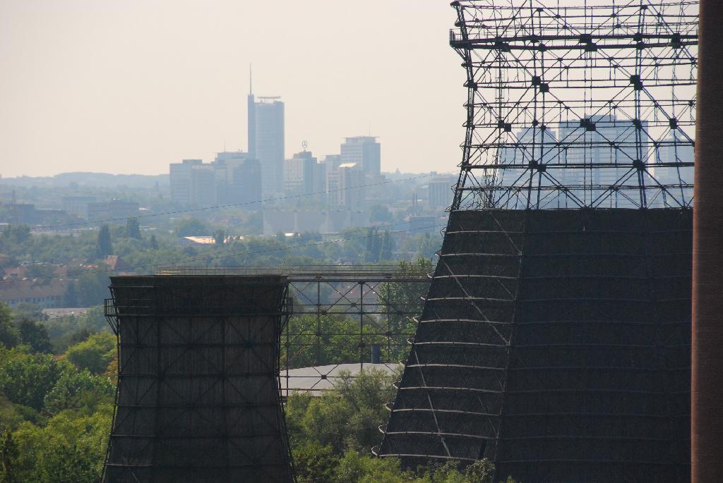 DSC_3808.JPG - [de]Blick vom Sonnenrad nach Süden: die Skyline von Essen und das Grün des Ruhrgebiets[en]View from the Sun Wheel: Essen's skyline in the green of the Ruhr district