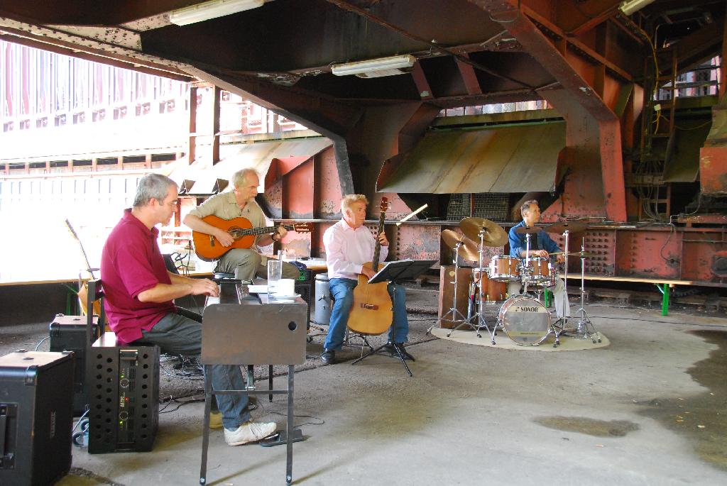 DSC_3859.JPG - [de]Musik unter der dem KKF; hier ist jetzt ein kleiner Biergarten.[en]A band playing under the "coke cake guiding waggon" to the visitors of the beer garden