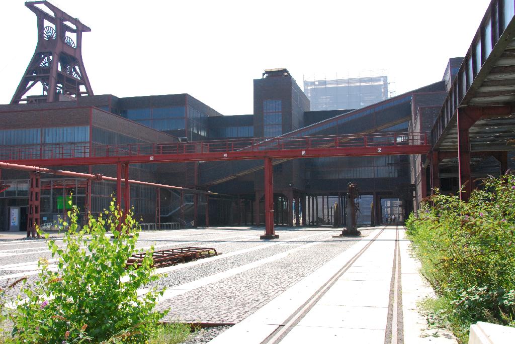 DSC_3877.JPG - [de]Der ehemalige "Hauptbahnhof" der Zeche. Auf vielen Gleisen wurde die geförderte Kohle auf Waggons geladen und mit Zügen zu den Stahlwerken oder in die Kokerei abtransportiert. - Zollverein wurde vom Industriellen Franz Haniel (1779-1868) gegründet, der - und mit ihm weitere Industriebarone - mit Kohle die Energieprobleme seiner Zeit löste: Stahl zu schmelzen bedarf großer Hitze, und die damals dafür benutzte Holzkohle wurde immer knapper.