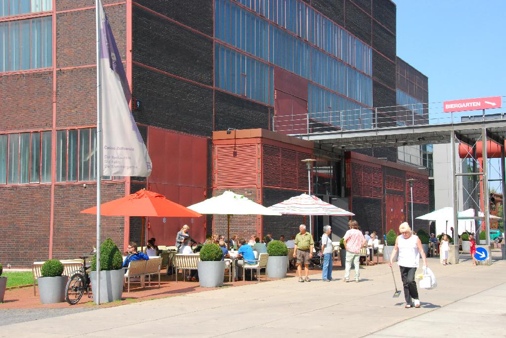 DSC_3888.JPG - [de]Teile der Anlage sind heute Restaurant-, Veranstaltungs- und Erlebnisbereiche. In einem der Gebäude zeigt das Red-Dot Design-Museum ausgezeichnete Gebrauchgegenstände des Alltags.[en]Today, parts of the area are converted into restaurants, art workshops or so. One of the buildings now accomodates the Red Dot Museum showing outstanding articles of daily use.