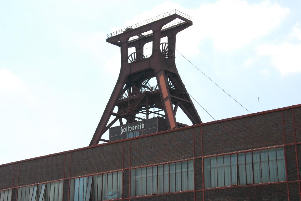 DSC_3903.JPG - [de]Der Förderturm mit dem Doppel-Schacht ist 55 m hoch und besteht aus genieteten Stahl-Elementen. Über die "Seilfahrten" gingen Aufzüge bis 1000 m in die Tiefe - für Menschen und Material in unterschiedlichen Geschwindigkeiten.[en]The winding tower was assembled using riveted steel elements. Escalators in a double shaft system transported men and freight at different speeds down to 3.300 ft.