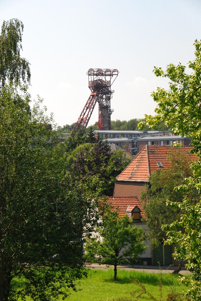 DSC_3917.JPG - [de]Irgendwie so ähnlich ... hat es  Mitte des letzten Jahrhunderts hier ausgesehen, nur viel viel dreckiger. Die Bermannssiedlungen stehen meist in direkter Nähe zur Zeche - als sie gebaut wurden, gab es noch keinen ÖPNV.[en]The area may have looked somewhat like this during the middle of the last century, but definitey much much greyer and dirtier. - The miners' estates are situated close to the coal mine - when they were built, there was no public transport.